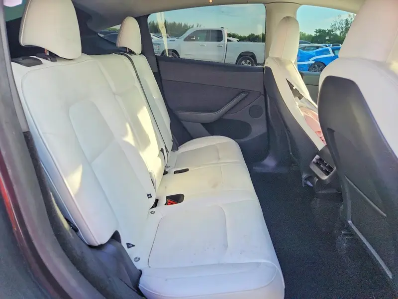 2025 Tesla Model Y, VIN 7SAYGDEF8SA375318, photo 10 of 13